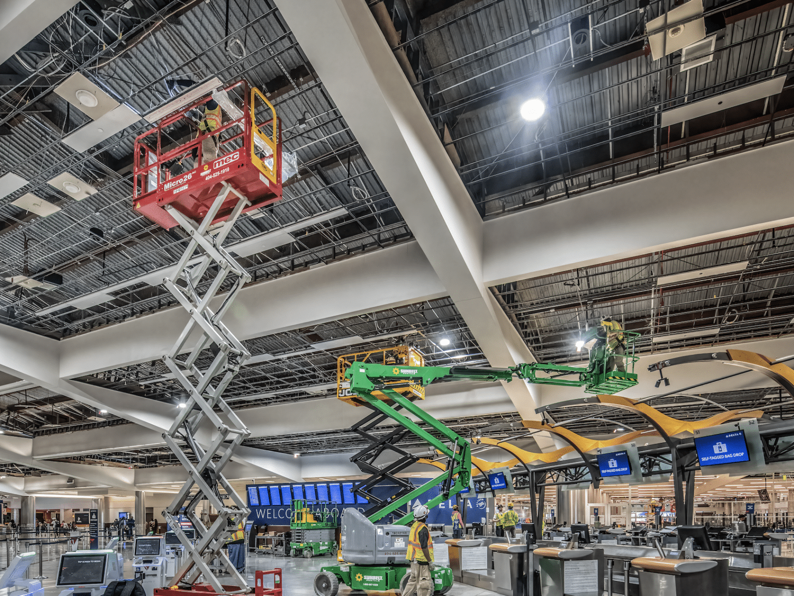 interior image of scissor lifts at delta ticketing counter in hartsfield-jackson atlanta international airport